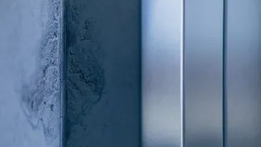 Betoniseinä ja teräksinen hissinovi LUT-kauppakorkeakoulussa.