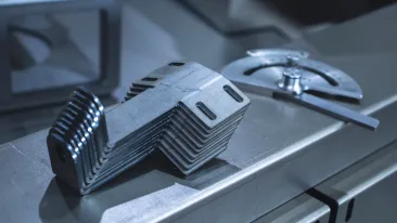 Levyosia metallipalkin päällä.