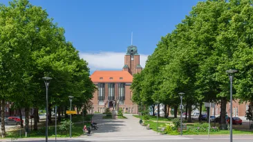 Kesäinen kuva Lahden kaupungintalosta.