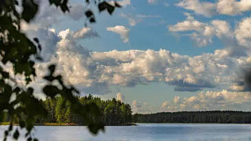 Aurinkoinen järvimaisema.