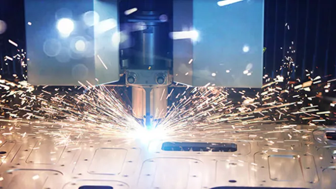 Lähikuva metallilevyn laserleikkauksesta, jossa kipinät sinkoilevat.